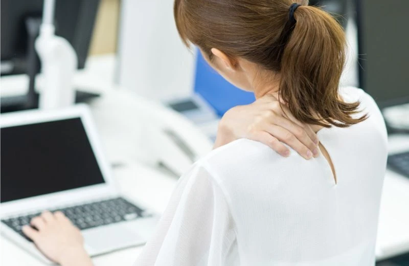 悩む女性